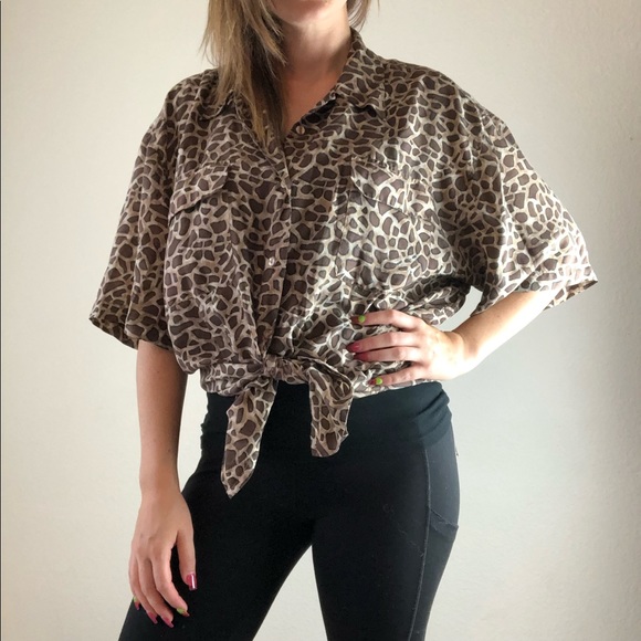 silk icon Tops - Silk icon giraffe print button up blouse size Xl